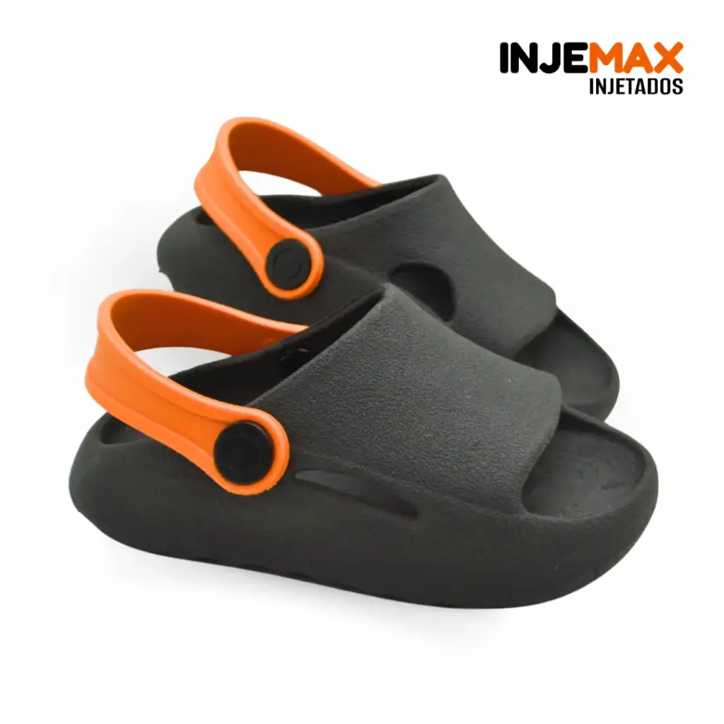 Chinelo nuvem infantil produzido pela Injemax